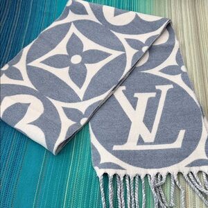 Louis Vuitton Medallion Logo Scarf